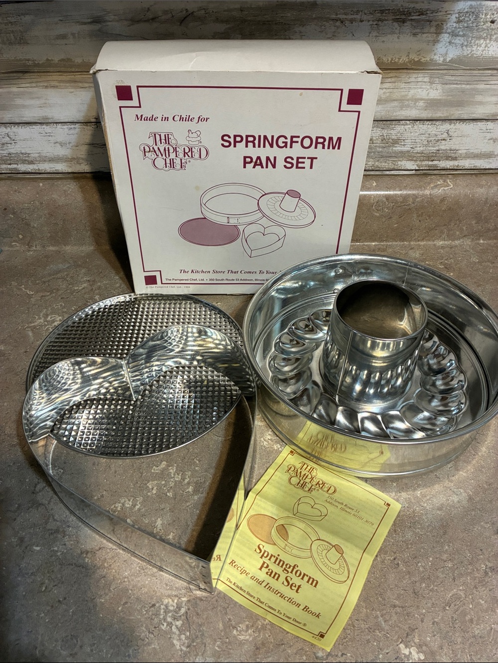 The Pampered Chef Silver Springform Pan Set with Heart Mold